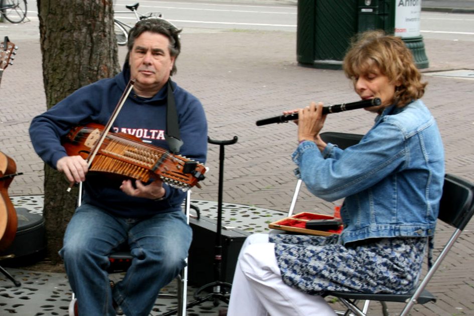 Guy und Jenny machen Straßenmusik